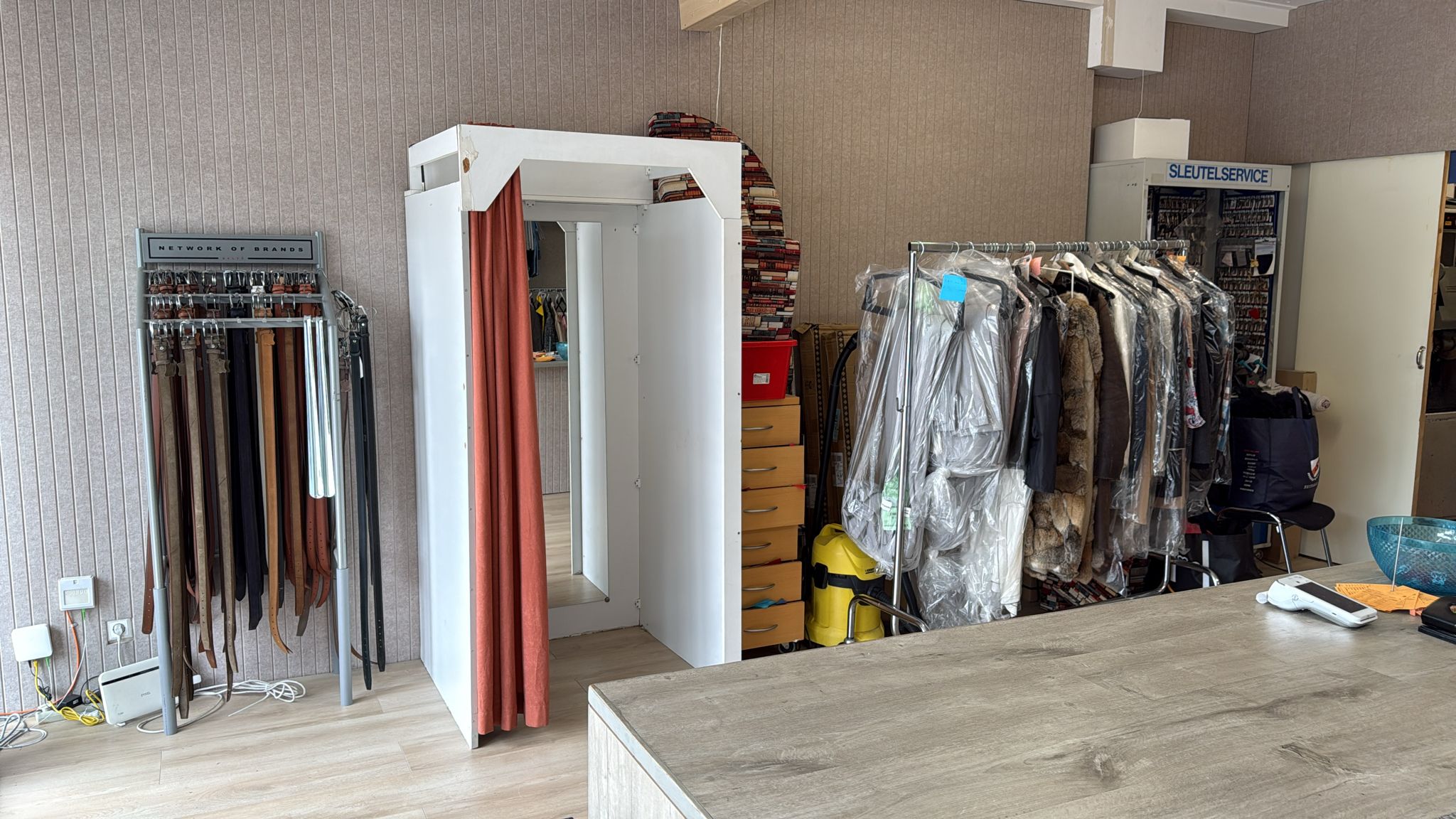 Kleermaker in het atelier aan het werk
